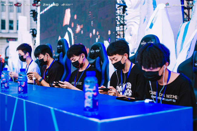 靠替补球员 靠替补球员