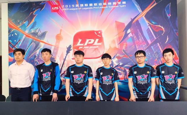 随后通过边 随后通过边